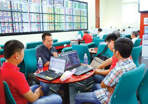 NĐT theo dõi giá CP. Ảnh: LONG THANH NĐT theo dõi giá CP. Ảnh: LONG THANH