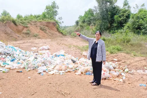 Người thân bà Mai cho biết khu đất nhà mình đang bị Donacoop chiếm giữ, xúc đất đi bán. Người thân bà Mai cho biết khu đất nhà mình đang bị Donacoop chiếm giữ, xúc đất đi bán.