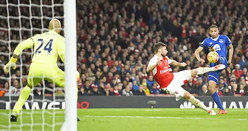 Giroud (trên) sẽ lại thăng hoa như trận gặp Everton để giúp Arsenal có thêm 3 điểm trên sân khách Giroud (trên) sẽ lại thăng hoa như trận gặp Everton để giúp Arsenal có thêm 3 điểm trên sân khách