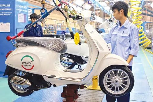 Dây chuyền lắp ráp xe Piagio tại Nhà máy Piagio Việt Nam do Italia đầu tư. Dây chuyền lắp ráp xe Piagio tại Nhà máy Piagio Việt Nam do Italia đầu tư.