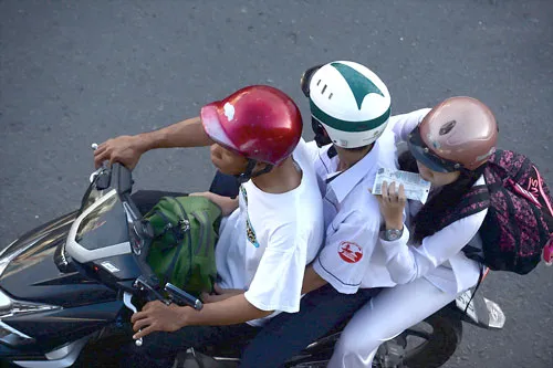 Tranh thủ ăn-uống thêm sau ngày học - Ảnh: Thuận Thắng Tranh thủ ăn-uống thêm sau ngày học - Ảnh: Thuận Thắng