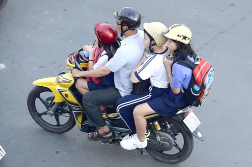 Tranh thủ ăn-uống thêm sau ngày học - Ảnh: Thuận Thắng Tranh thủ ăn-uống thêm sau ngày học - Ảnh: Thuận Thắng