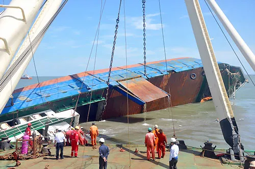 Tàu Hoàng Phúc 18 lúc đang được nâng lên khỏi mặt nước khoảng 4-5 mét - Ảnh: Đông Hà. Tàu Hoàng Phúc 18 lúc đang được nâng lên khỏi mặt nước khoảng 4-5 mét - Ảnh: Đông Hà.