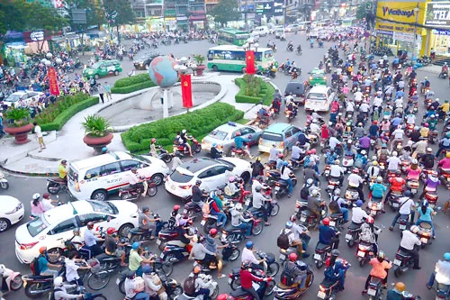 Ùn ứ ở nút giao thông Lăng Chả Cả (Q.Tân Bình) - Ảnh: Thanh Tùng Ùn ứ ở nút giao thông Lăng Chả Cả (Q.Tân Bình) - Ảnh: Thanh Tùng