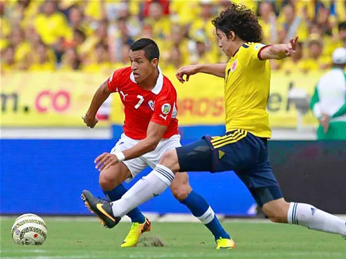Hàng phòng ngự Colombia sẽ vất vả với Alexis Sanchez (trái).