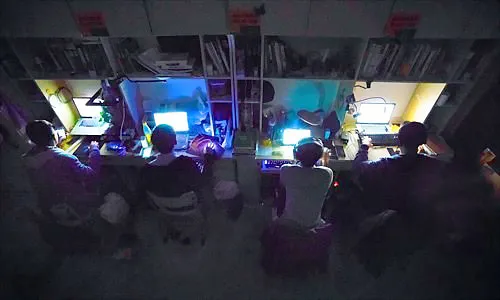 Người Trung Quốc trực sẵn bên máy tính đợi giờ hoàng đạo mua sắm. Người Trung Quốc trực sẵn bên máy tính đợi giờ hoàng đạo mua sắm.