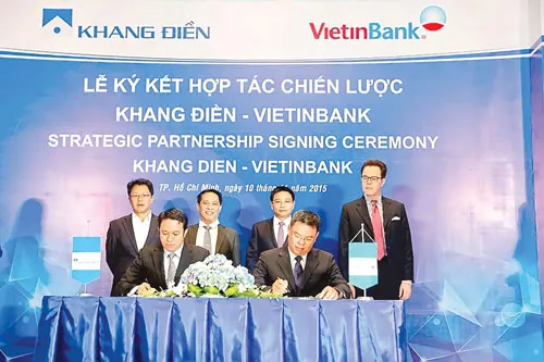 Ông Trần Minh Bình (phải), Phó TGĐ VietinBank, và ông Nguyễn Đình Bảo, Phó TGĐ Khang Điền, ký kết hợp tác chiến lược.