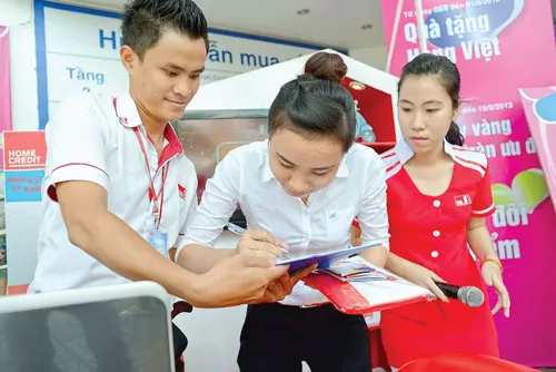 Tại một điểm giới thiệu hình thức cho vay tiêu dùng của CTTC. Tại một điểm giới thiệu hình thức cho vay tiêu dùng của CTTC.