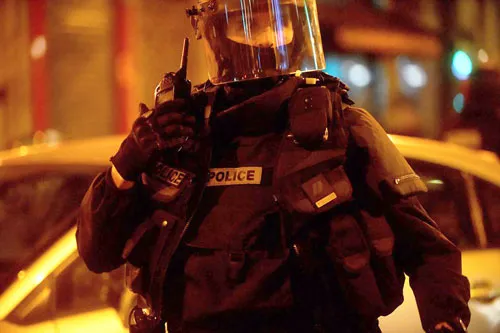 Cảnh sát Pháp đang ráo riết truy bắt những kẻ có liên quan tới vụ tấn công Paris. Cảnh sát Pháp đang ráo riết truy bắt những kẻ có liên quan tới vụ tấn công Paris.