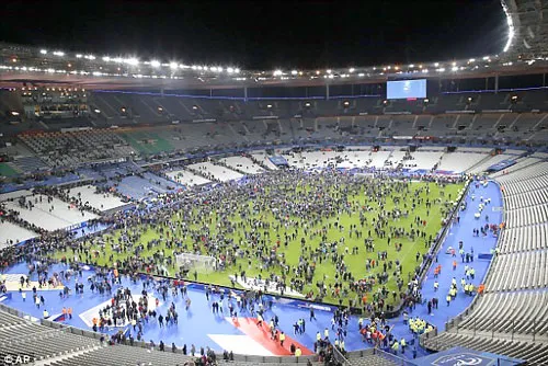 Khán giả tràn xuống sân Stade de France sau khi nghe tin về các vụ tấn công. (Ảnh: AP) Khán giả tràn xuống sân Stade de France sau khi nghe tin về các vụ tấn công. (Ảnh: AP)