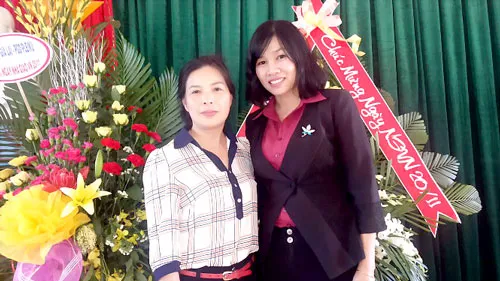 Cô Trương Thị Lệ Hằng (bên trái) - người trực tiếp ra đề thi và cô Phương - tổ trưởng tổ Văn Trường chuyên Hùng Vương - Ảnh: B.D Cô Trương Thị Lệ Hằng (bên trái) - người trực tiếp ra đề thi và cô Phương - tổ trưởng tổ Văn Trường chuyên Hùng Vương - Ảnh: B.D