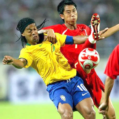 Như Thành đối đầu với Ronaldinho trên sân Mỹ Đình năm 2008. Như Thành đối đầu với Ronaldinho trên sân Mỹ Đình năm 2008.