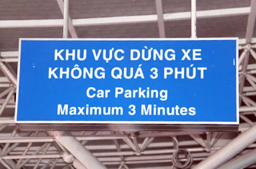 Dù sân bay đã có biển báo không được dừng quá 3 phút nhưng rất nhiều ôtô, nhất là xe công vụ không tuân thủ gây nên tình trạng ùn tắc trước ga quốc nội. Ảnh: Hữu Công