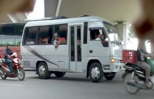 Xe khách 53M-2817 trong một lần cướp tiền hành khách- Ảnh cắt từ clip Xe khách 53M-2817 trong một lần cướp tiền hành khách- Ảnh cắt từ clip