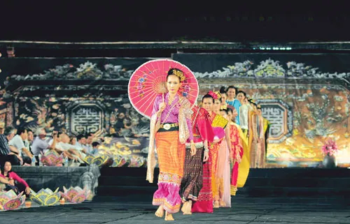 Trình diễn văn hóa Á Đông về trang phục và âm nhạc tại Đêm Phương Đông trong khuôn khổ Festival Huế 2014. Lễ đổi gác trong Đại nội Huế đã trở thành một sản phẩm du lịch thu hút khách tham quan. Quang cảnh đồng quê Việt Nam được giới thiệu bên di tích cầu ngói Thanh Toàn. Lượng khách du lịch đến Huế tăng mạnh nhờ thương hiệu Festival Huế. Đoàn ngự đạo tham dự lễ tế đàn Nam Giao - nghi lễ quan trọng được phục dựng, tạo điểm nhấn trong các kỳ Festival Huế. Đường phố Huế trở thành đại sân khẩu cho các nghệ sĩ quốc tế biểu diễn tại Festival. Quan họ Bắc Ninh giới thiệu với du khách quốc tế tại Festival Huế. Ca trù cổ đất Bắc và ca Huế cung đình mê hoặc du khách bốn phương tại Festival Huế. Trình diễn văn hóa Á Đông về trang phục và âm nhạc tại Đêm Phương Đông trong khuôn khổ Festival Huế 2014. Lễ đổi gác trong Đại nội Huế đã trở thành một sản phẩm du lịch thu hút khách tham quan. Quang cảnh đồng quê Việt Nam được giới thiệu bên di tích cầu ngói Thanh Toàn. Lượng khách du lịch đến Huế tăng mạnh nhờ thương hiệu Festival Huế. Đoàn ngự đạo tham dự lễ tế đàn Nam Giao - nghi lễ quan trọng được phục dựng, tạo điểm nhấn trong các kỳ Festival Huế. Đường phố Huế trở thành đại sân khẩu cho các nghệ sĩ quốc tế biểu diễn tại Festival. Quan họ Bắc Ninh giới thiệu với du khách quốc tế tại Festival Huế. Ca trù cổ đất Bắc và ca Huế cung đình mê hoặc du khách bốn phương tại Festival Huế.