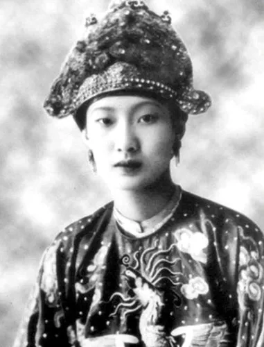 Nam Phương hoàng hậu, vợ vua Bảo Đại, cháu ngoại của phú hộ Huyện Sỹ. Nam Phương hoàng hậu, vợ vua Bảo Đại, cháu ngoại của phú hộ Huyện Sỹ.