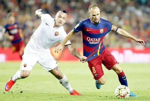 Đang thăng hoa sau El Clasico,Barca (phải) sẽ đè bẹp Roma để giành vé đi tiếp.