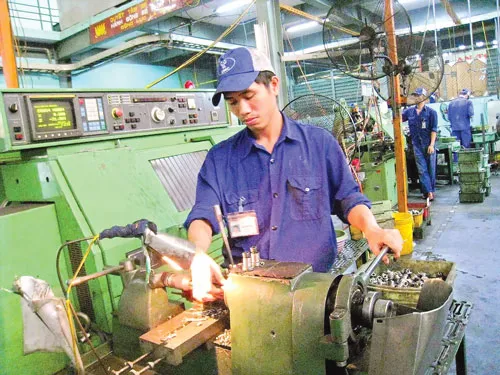 Sử dụng lao động rẻ và thiết bị lạc hậu đang là rào cản nền kinh tế Việt Nam phát triển. Sử dụng lao động rẻ và thiết bị lạc hậu đang là rào cản nền kinh tế Việt Nam phát triển.