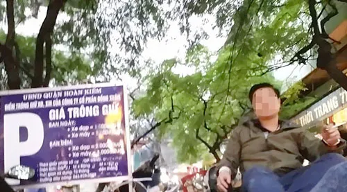 Một phụ nữ không phải nhân viên của CTCP Đồng Xuân nhưng ngồi trước bảng niêm yết giá giữ xe mời chào khách gửi xe rồi “chặt chém” tới 20.000 - 30.000 đồng/xe. Một phụ nữ không phải nhân viên của CTCP Đồng Xuân nhưng ngồi trước bảng niêm yết giá giữ xe mời chào khách gửi xe rồi “chặt chém” tới 20.000 - 30.000 đồng/xe.