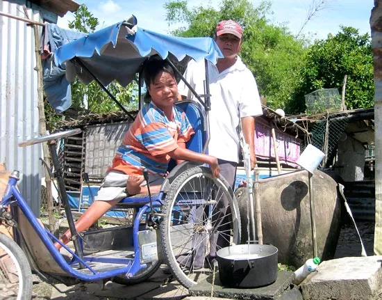 Ông Mỹ vừa sửa xong van nước cho anh Nguyễn Văn Đơ