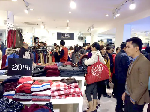 Người dân chen chân mua sắm hàng giảm giá trong ngày Black Friday. Người dân chen chân mua sắm hàng giảm giá trong ngày Black Friday.