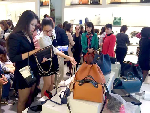 Người dân chen chân mua sắm hàng giảm giá trong ngày Black Friday. Người dân chen chân mua sắm hàng giảm giá trong ngày Black Friday.