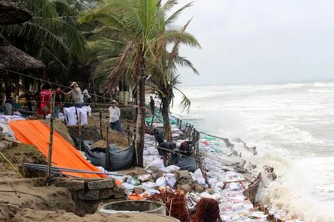 Hiện trường sạt lở cửa Đại, Hội An đang diễn ra.