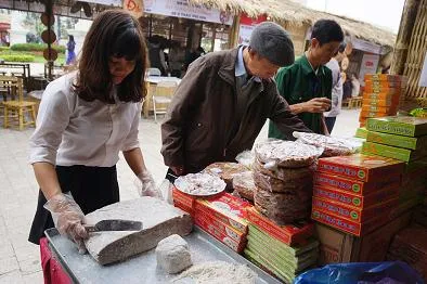 Người dân đi thăm quan một số gian hàng tại Hội chợ Đặc sản vùng miền 2015.