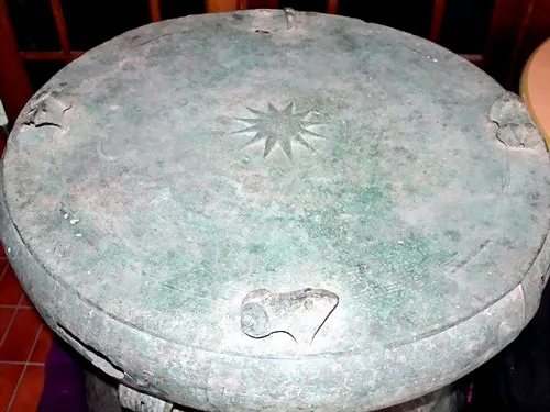 Bề mặt trống đồng.