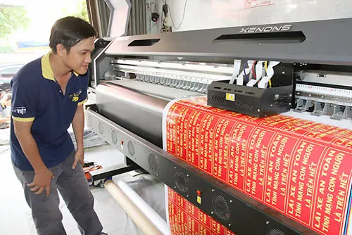 Cơ sở in của anh D. ở TP Mỹ Tho đang in số lượng lớn bảng chữ “Lái xe an toàn” cho khách hàng. Cơ sở in của anh D. ở TP Mỹ Tho đang in số lượng lớn bảng chữ “Lái xe an toàn” cho khách hàng.