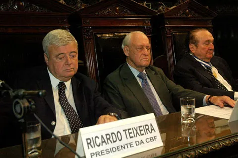 Cựu chủ tịch FIFA - Havelange (giữa) tiết lộ Blatter biết rất rõ về vụ hối lộ của ISL.