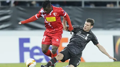 Liverpool(phải) không có chiến thắng nhưng vẫn đi tiếp với ngôi đầu bảng.