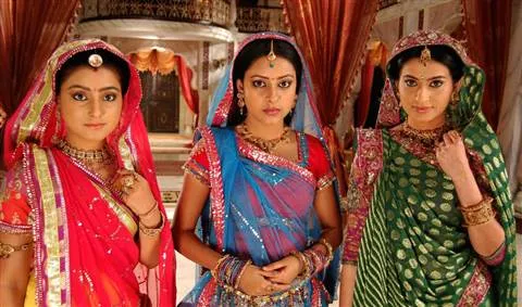 Anandi (giữa) khi đã trưởng thành. Anandi (giữa) khi đã trưởng thành.