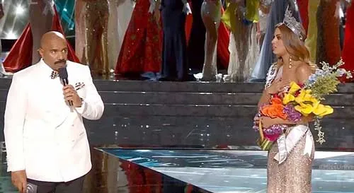 MC Steve Harvey công bố lại kết quả trong sự bàng hoàng của người đẹp Colombia.
