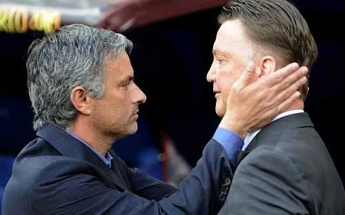 Mourinho sắp trao lại "nỗi buồn" sa thải cho Van Gaal