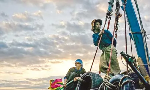 Những lao động người Myanmar rời cảng ở Mahachai sau khi đưa lên bờ số cá họ đã đánh bắt cho chủ tàu Thái.