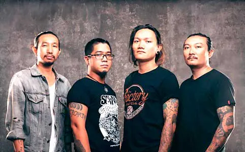 Guitar Trần Tùng (thứ ba từ trái sang) và các thành viên Microwave Guitar Trần Tùng (thứ ba từ trái sang) và các thành viên Microwave