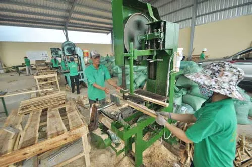 Nhà máy sản xuất đồ gỗ gia dụng, một đơn vị trực thuộc của công ty CP Tổng công ty Thương mại Quảng Trị. Nhà máy sản xuất đồ gỗ gia dụng, một đơn vị trực thuộc của công ty CP Tổng công ty Thương mại Quảng Trị.