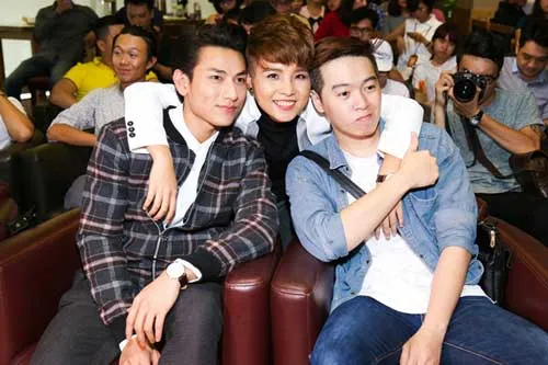Vũ Cát Tường cùng Isaac (trái) và nhạc sĩ Phạm Toàn Thắng trong buổi ra mắt MV 'Mơ' hôm 4.1 Vũ Cát Tường cùng Isaac (trái) và nhạc sĩ Phạm Toàn Thắng trong buổi ra mắt MV 'Mơ' hôm 4.1