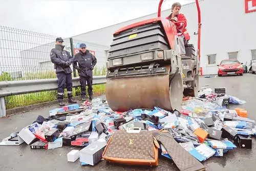 Hải quan Pháp tiêu hủy hàng giả tại tỉnh Loire-Atlantique.
