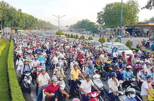 Phân luồng giao thông không hợp lý khiến thường xuyên kẹt xe nghiêm trọng ở mũi tàu Trường Chinh-Cộng Hòa, trong khi chiều ngược lại vắng hoe. Phân luồng giao thông không hợp lý khiến thường xuyên kẹt xe nghiêm trọng ở mũi tàu Trường Chinh-Cộng Hòa, trong khi chiều ngược lại vắng hoe.