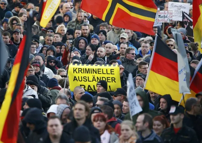Biểu tình phản đối người nhập cư ở Cologne, Đức ngày 9-1 - Ảnh: Reuters Biểu tình phản đối người nhập cư ở Cologne, Đức ngày 9-1 - Ảnh: Reuters