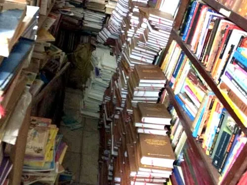 Sách trong dự án tiền tỉ được bán trong các cửa hàng sách cũ tại Hà Nội. Sách trong dự án tiền tỉ được bán trong các cửa hàng sách cũ tại Hà Nội.