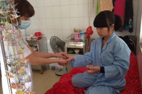 Điều dưỡng chăm sóc bệnh nhân tại Khoa Hồi sức cấp cứu. Điều dưỡng chăm sóc bệnh nhân tại Khoa Hồi sức cấp cứu.