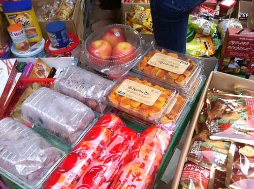 Đáp ứng nhu cầu người tiêu dùng, thị trường hàng Tết nhập ngoại sôi động, các mặt hàng xách tay ngày càng phong phú.