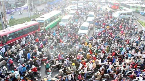 Phương tiện công cộng mới chỉ đáp ứng được 8-10% nhu cầu đi lại của người dân.