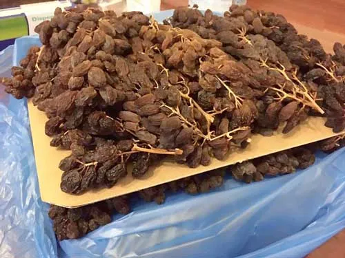 Nho nguyên cành của Úc có giá lên tới 2,4 triệu đồng/thùng 4kg vẫn bán chạy.