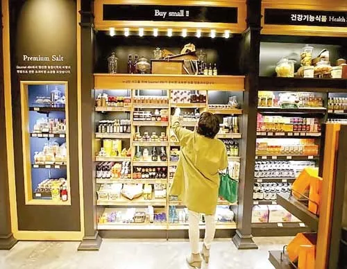 Những gian hàng vắng khách, hệ quả của việc người dân Hàn Quốc thắt chặt chi tiêu.