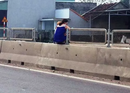 Ảnh trên: Khiêng cả 2 khối bê-tông của dải phân cách vứt đi để dễ gánh lúa ở xã An Hòa, huyện Tuy An, tỉnh Phú Yên. Ảnh dưới: Người dân thị xã An Nhơn, tỉnh Bình Định tháo gỡ lưới chống lóa trèo qua đường Ảnh trên: Khiêng cả 2 khối bê-tông của dải phân cách vứt đi để dễ gánh lúa ở xã An Hòa, huyện Tuy An, tỉnh Phú Yên. Ảnh dưới: Người dân thị xã An Nhơn, tỉnh Bình Định tháo gỡ lưới chống lóa trèo qua đường