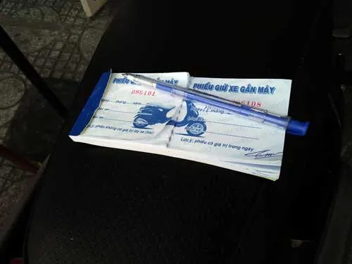 Phiếu giữ xe ở nhà hàng trên đường Nguyễn Tri Phương có phần lưu ý "Phiếu không có giá trị lấy xe" và "Phiếu có giá trị trong ngày", trong đó, phần "không có giá trị lấy xe" phải do người giữ xe lưu lại Phiếu giữ xe ở nhà hàng trên đường Nguyễn Tri Phương có phần lưu ý "Phiếu không có giá trị lấy xe" và "Phiếu có giá trị trong ngày", trong đó, phần "không có giá trị lấy xe" phải do người giữ xe lưu lại